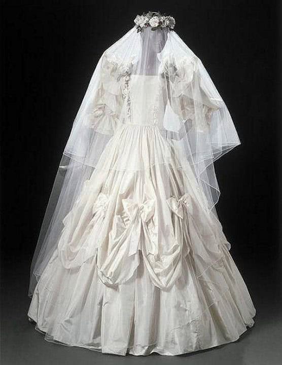200-летняя история свадебного наряда: эти фотографии удивят любую современную невесту!