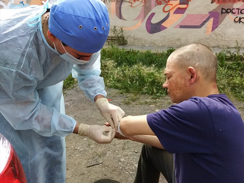 Бессребреник: врач из Челябинска Евгений Косовских каждую неделю помогает бездомным