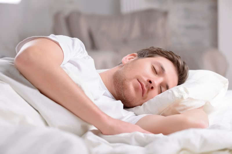 Из 75 лет жизни человек спит примерно 25! Положение тела во сне влияет на всё.