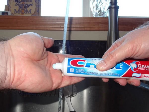 Как отполировать экран телефона и еще 9 гениальных способов применения зубной пасты.