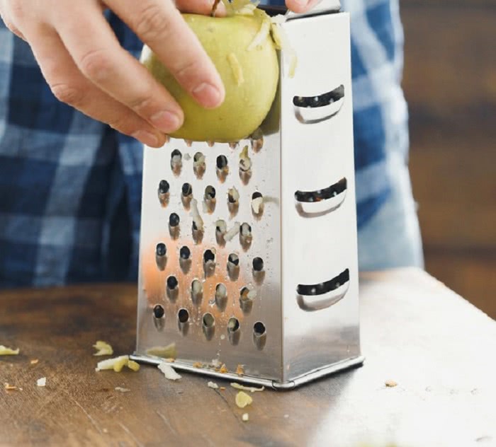 Как приготовить яблочные оладьи