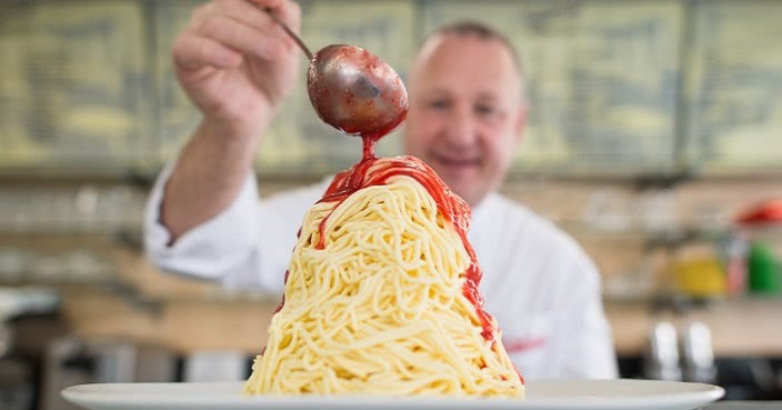 На первый взгляд, это спагетти с кетчупом. Ты удивишься, узнав, что это за блюдо на самом деле!
