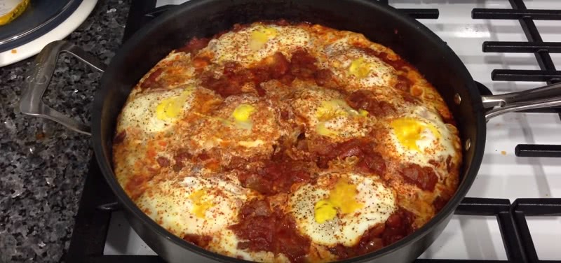 Он добавил несколько яиц к томатной пасте. То, что получилось, — самый вкусный в мире завтрак!
