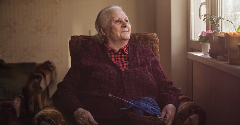 Она овдовела в 65 лет… Искала способ умереть, но вот что вернуло ее к жизни!