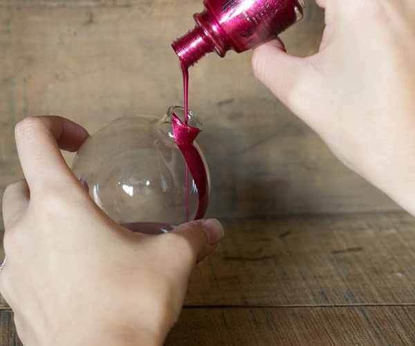 Остановись! Если есть старый лак для ногтей, не спеши выбрасывать бутылочки.