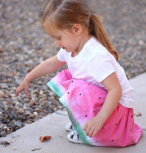 Отличная идея для дочки: милая юбка с арбузным рисунком.