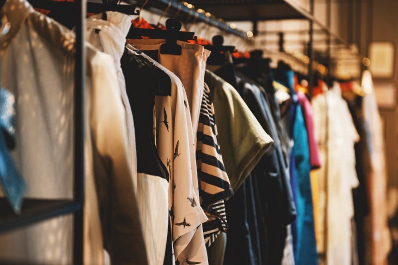 Твой дешевый гардероб видно за версту! 5 главных признаков, которые выдают некачественную одежду.
