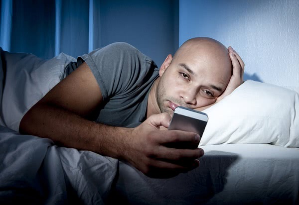 Вот что происходит с твоим мозгом, когда ты пользуешься смартфоном перед сном. Я в ужасе!