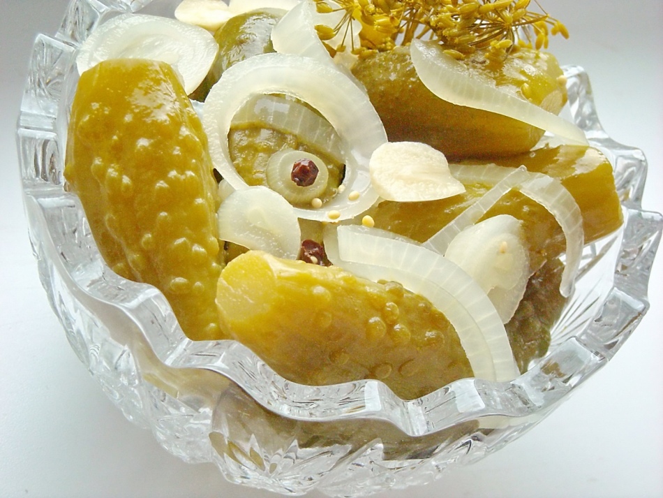 Вкусные маринованные огурцы по-болгарски на зиму: лучшие рецепты. Консервирование огурцов по-болгарски ассорти с помидорами, кабачками, с лимонной кислотой, семенами горчицы, красной смородиной резанные в литровых банках: рецепты